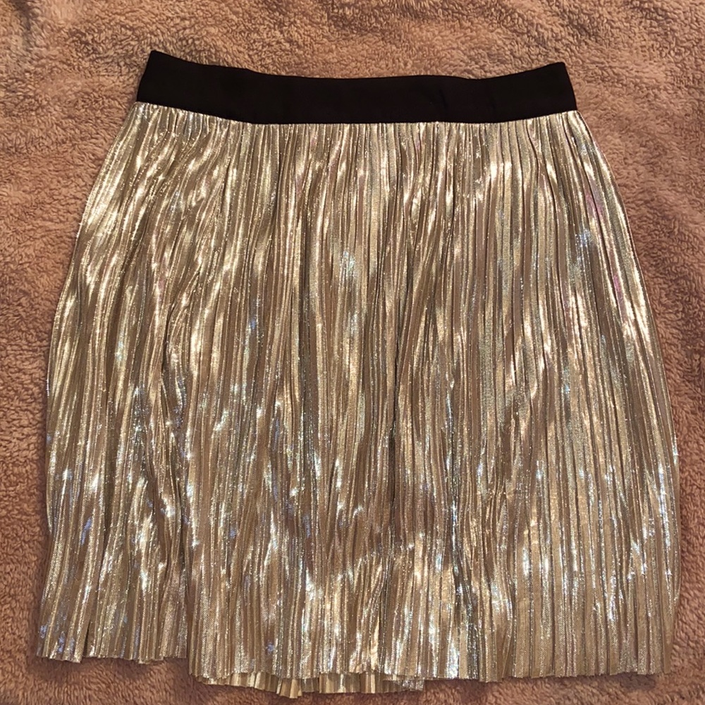 F21 GOLD PLEATED MINI SKIRT. SIZE SMALL